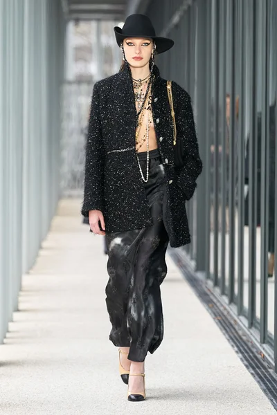 Look 16
